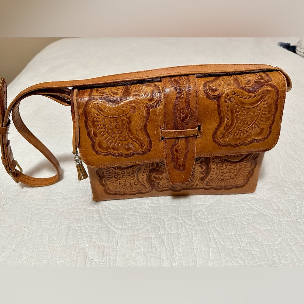 Gorgeous vintage tooled leather purse. See photos for areas of wear & repair.